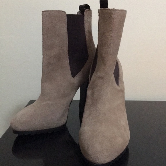 Like New Ralph Lauren Tiara Suede Heel Boots 9.5 - Picture 4 of 7